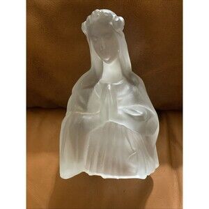 Vintage Lovely Praying Madonna Mary Frosted Satin Glass Figurine Likely LE Smith